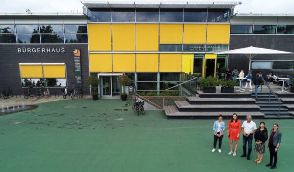 Auf dem Grünen Platz bzw. Bürgerplatz im Herzen der Stadt: die Leiterin des Bürgerhauses Magdalena Weber (v.l.), Leiterin des Umweltamtes Sarah Freudlsperger, Leiter des Gebäudemanagements Alexander Huber, Ingenieurin im Tiefbauamt Nadine Leitner und Leiterin des Tiefbauamtes Doris Winkler. Fotocredit: Stadt Burghausen/köx