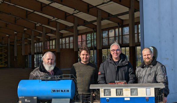 Erstes Modellbauwochenende in Kooperation mit der Jugendarbeit Burghausen: vlnr: Karl-Heinz Reiter, Erster Vorstand des Modellbauvereins, David Broz vom Förderverein für die Jugendarbeit, Hannes Schwankner von der Jugendarbeit und Wolfgang Reiter, Zweiter Vorstand des Modellbauvereins