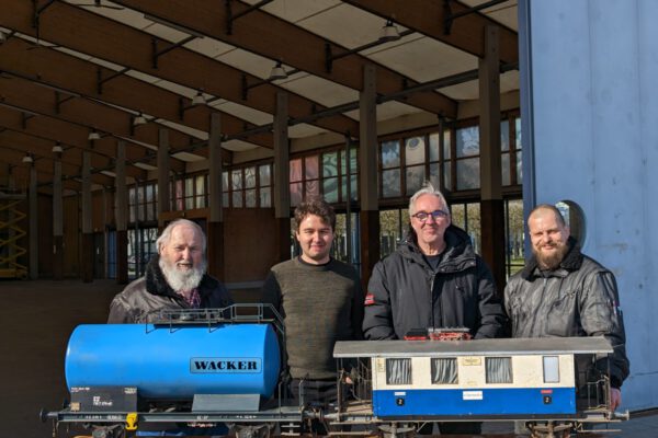PM 174 Erstes Modellbau-Wochennde in Burghausen im Juli in Kooperation mit der Jugendarbeit Erstes Modellbauwochenende in Kooperation mit der Jugendarbeit Burghausen: vlnr: Karl-Heinz Reiter, Erster Vorstand des Modellbauvereins, David Broz vom Förderverein für die Jugendarbeit, Hannes Schwankner von der Jugendarbeit und Wolfgang Reiter, Zweiter Vorstand des Modellbauvereins