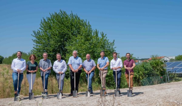 Spatenstich für die neue PV-Freiflächenanlage am Hieringer Feld. (V.l.n.r.) Sebastian Hüttl, ESB, Tanja Erb, EBG, Michael Bock, Werkleiter der Stadt Burghausen, Erster Bürgermeister Florian Schneider, Zweiter Bürgermeister Norbert Stranzinger, Anton Schweiger, CEO von Solea, Pascal Steinbach, EBG, Stephan Göbl, EBG, und Florian Lewe, ESB. © Stadt Burghausen/ebh