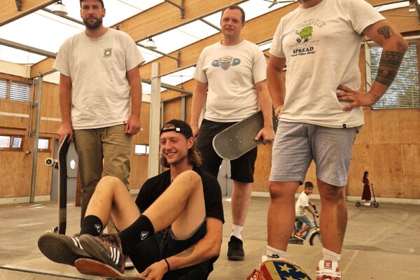 PM 189 Skaterampe steht jetzt in der Messehalle Foto ebh Quirin, Ronald, Michi und Stefan freuen sich, dass die Rampe während den Bauarbeiten nicht eingelagert, sondern in der Messehalle aufgestellt wurde. So können sie weiterhin ihre Tricks üben. Fotocredit: Stadt Burghausen/ebh