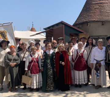 Burgfest 2023: Grupo de viticultores de Ptuj: (primero por la derecha) Bojan Misko, (segunda por la derecha) Elisabeth Hübner