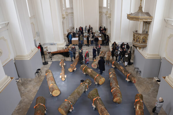 Am letzten Tag der Ausstellung „MARKUS HEINSDORFF · REGEN – WALD 2 – LEBEN UNTER BÄUMEN“, Sonntag, 16. Juli um 15 Uhr, lädt der Künstler Markus Heinsdorff nochmals zur Führung in die Studienkirche St. Josef in Burghausen ein.