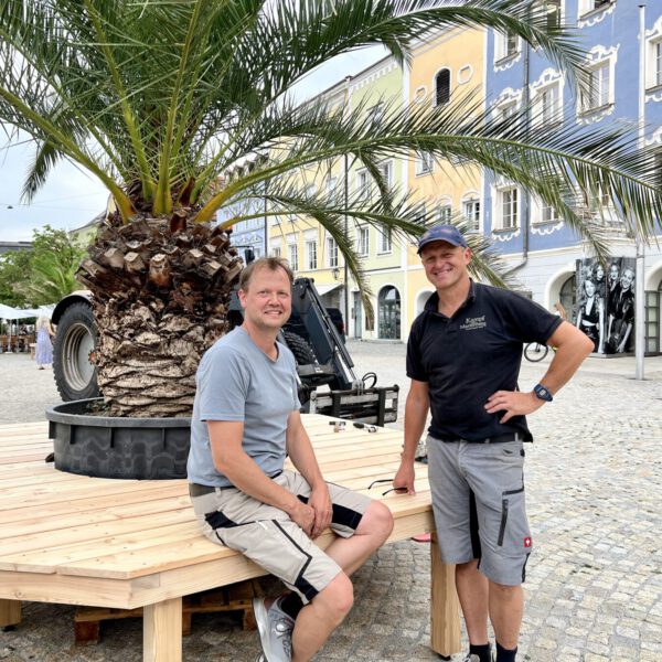 Die städtischen Schreiner Christoph Bonauer und Markus Salzinger haben die Plattformen aus heimischen Lärchenholz gefertigt © Stadt Burghausen/köx