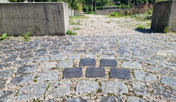 Stolpersteine im botanischen Garten erinnern an die Familie Galitzenstein © Stadt Burghausen/ebh