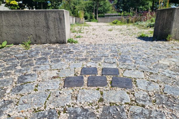 Stolpersteine im botanischen Garten erinnern an die Familie Galitzenstein © Stadt Burghausen/ebh Stolpersteine im botanischen Garten erinnern an die Familie Galitzenstein © Stadt Burghausen/ebh