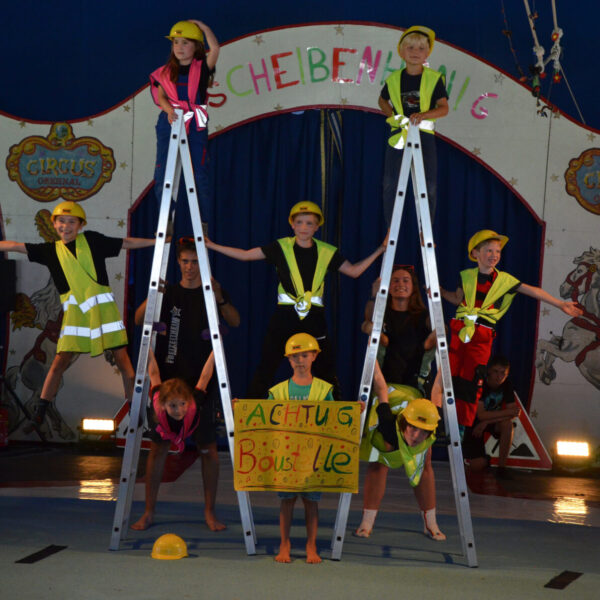 Die Kinder zeigten jeweils am Freitag ihre Kunststücke bei einer großen Show im Zirkuszelt © Stadt Burghausen