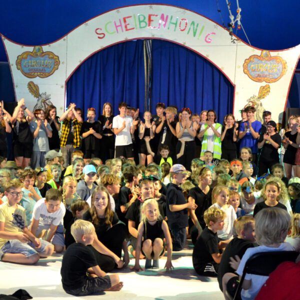 Die Kinder zeigten jeweils am Freitag ihre Kunststücke bei einer großen Show im Zirkuszelt © Stadt Burghausen