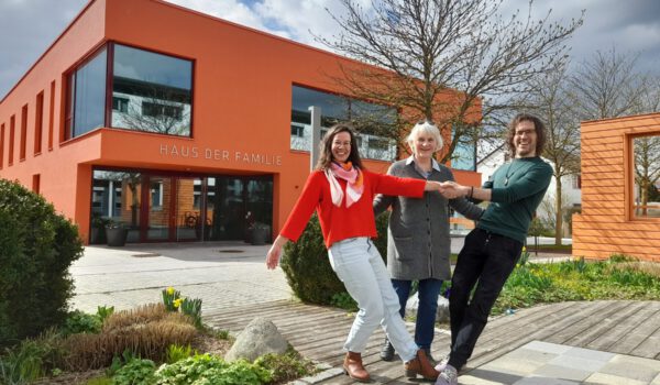 Foto: Erik Nieland freut sich mit Familienreferentin Doris Graf und Christine Auberger auf drei tolle Tanz-Nachmittage. Nachweis: Haus der Familie/Stadt Burghausen