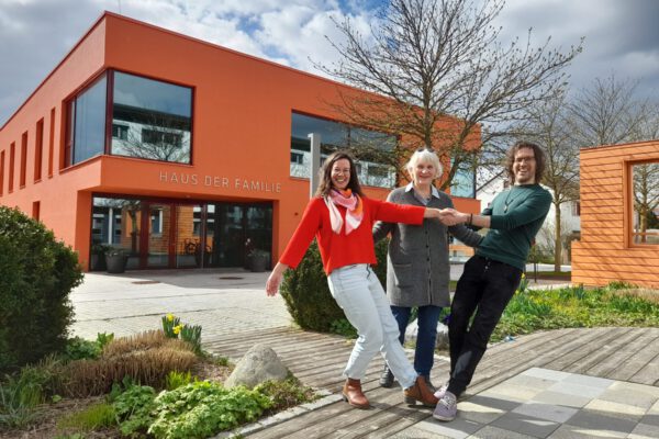 Foto: Erik Nieland freut sich mit Familienreferentin Doris Graf und Christine Auberger auf drei tolle Tanz-Nachmittage. Nachweis: Haus der Familie/Stadt Burghausen