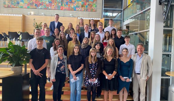 Sehr gute Schüler aus Burghausen 2023 geehrt von Bürgermeister Florian Schneider Foto Stadt Burghausen / Schwab