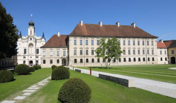 Kloster_Raitenhaslach-Frontansicht-mit-Aussenanlagen