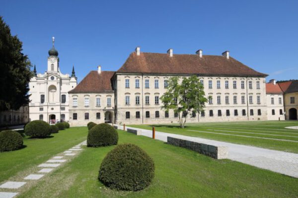Kloster_Raitenhaslach-Frontansicht-mit-Aussenanlagen