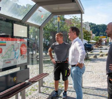 Il sindaco Florian Schneider (al centro) ha potuto toccare con mano i nuovi tabelloni digitali installati dai due elettricisti comunali Eduard Kailer (a destra) e Eduard Ratz (a sinistra). © Città di Burghausen /ebh