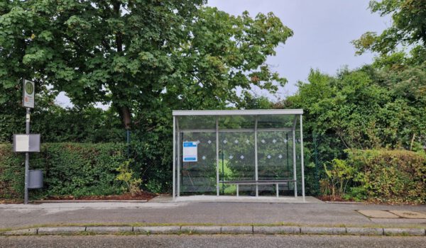 Neues Bushäuschen am Friedhof aufgestellt - 50 Prozent Förderung © Stadt Burghausen ebh