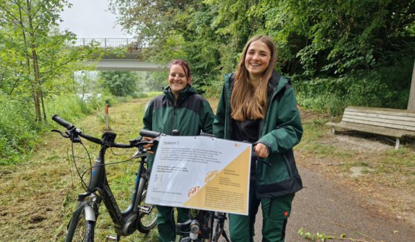 Die FÖJ-lerinnen Lina Frey und Isabel Breitfelder haben die diesjährige Radl Rallye organisiert und dafür elf Stationen im Burghauser Stadtgebiet entworfen. Fotocredit: Stadt Burghausen/ebh
