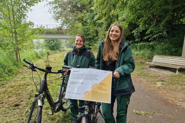 PM 191 FÖJlerinnen Burghausen Radl Rallye 2023 an der Salzach Die FÖJ-lerinnen Lina Frey und Isabel Breitfelder haben die diesjährige Radl Rallye organisiert und dafür elf Stationen im Burghauser Stadtgebiet entworfen. Fotocredit: Stadt Burghausen/ebh