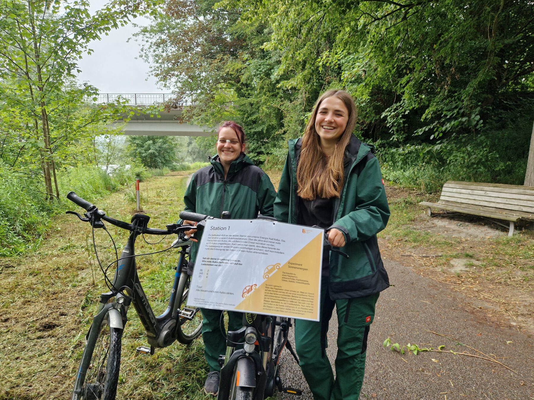 Die FÖJ-lerinnen Lina Frey und Isabel Breitfelder haben die diesjährige Radl Rallye organisiert und dafür elf Stationen im Burghauser Stadtgebiet entworfen. Fotocredit: Stadt Burghausen/ebh