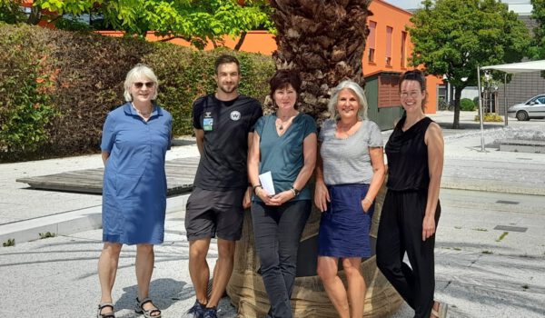 Engagieren sich für die Schwimmfähigkeit der Burghauser Kinder und Erwachsenen: Familienreferentin Doris Graf, Leiter der SV Wacker Kindersportschule (KiSS) Anton Würländer, Barbara Reineke vom Lokomotive Grüben 04 e.V., Schwimmtrainerin des Frauenschwimmkurses Beate Englisch und Christine Auberger, Haus der Familie. Fotocredit: Stadt Burghausen/cha