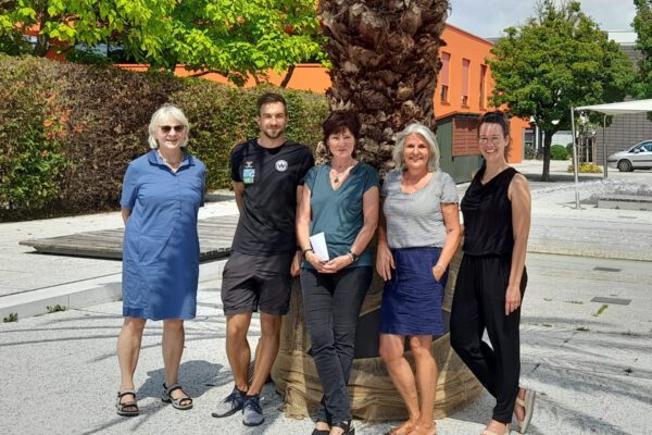 PM 194 Schwimmkurs_OrgaTeam2023 Engagieren sich für die Schwimmfähigkeit der Burghauser Kinder und Erwachsenen: Familienreferentin Doris Graf, Leiter der SV Wacker Kindersportschule (KiSS) Anton Würländer, Barbara Reineke vom Lokomotive Grüben 04 e.V., Schwimmtrainerin des Frauenschwimmkurses Beate Englisch und Christine Auberger, Haus der Familie. Fotocredit: Stadt Burghausen/cha