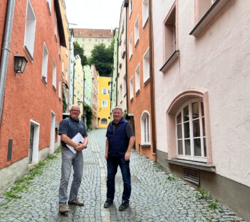 Manfred Prostmaier (rechts) und Martin Hinterwinkler beim Vor-Ort-Termin am Hofberg. Eine der engsten Straßen in Burghausen. Fotocredit: Stadt Burghausen/köx