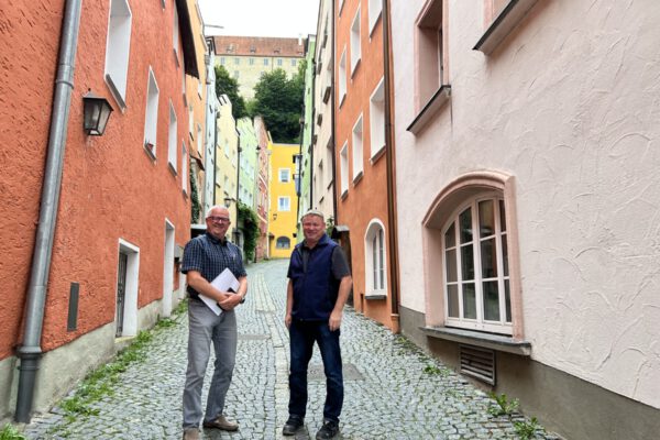 Manfred Prostmaier (rechts) und Martin Hinterwinkler beim Vor-Ort-Termin am Hofberg. Eine der engsten Straßen in Burghausen. Fotocredit: Stadt Burghausen/köx