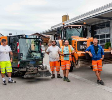 Have their hands full after a storm: Peter Schweikl (left), manager of the building yard, with a small part of the team from the municipal building yard: (from left to right) Stefan Harböck, mostly with the road sweeper, Julian Kundt, playground inspector, Sven Drechsel, Road attendant, Andreas Karbacher, drives the really big machines, and Georg Schnaitl, deputy manager of the building yard © Stadt Burghausen/ebh