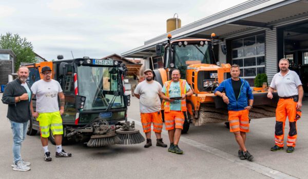 Haben nach einem Unwetter alle Hände voll zu tun: Peter Schweikl (links), Leiter des Bauhofs, mit einem kleinen Teil des Teams des städtischen Bauhofs: (V.l.n.r.) Stefan Harböck, meist mit der Kehrmaschine unterwegs, Julian Kundt, Spielplatzkontrolleur, Sven Drechsel, Straßenwärter, Andreas Karbacher, fährt die ganz großen Maschinen, und Georg Schnaitl, stellvertretender Leiter des Bauhofs © Stadt Burghausen/ebh
