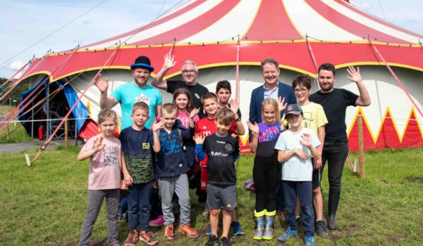 Erster Bürgermeister Florian Schneider (2.v.r.) besucht das Zirkuscamp © Stadt Burghausen/ebh