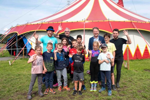 Erster Bürgermeister Florian Schneider (2.v.r.) besucht das Zirkuscamp © Stadt Burghausen/ebh Erster Bürgermeister Florian Schneider (2.v.r.) besucht das Zirkuscamp © Stadt Burghausen/ebh