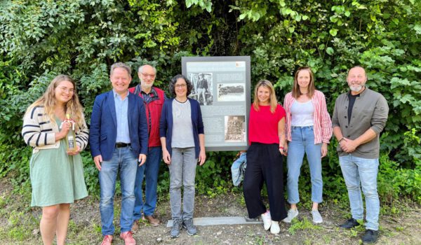 Sind stolz, dass James Joyce aus Salzburg zu Besuch nach Raitenhaslach kam, um den Most Hans und sein kurioses Schwemmholz-Museum zu besuchen v.l. Franziska Strebl, Erster Bürgermeister Florian Schneider, Ortsheimatpfleger Wolfgang Hopfgartner, Stadtarchivarin Eva Gilch, Christin Moll Leitung Stadtbibliothek, Fotocredit: Stadt Burghausen/köx