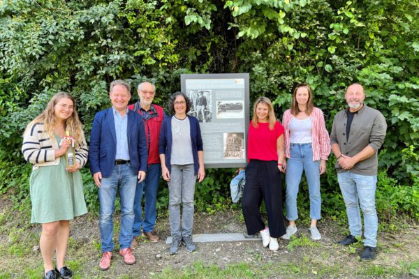 Sind stolz, dass James Joyce aus Salzburg zu Besuch nach Raitenhaslach kam, um den Most Hans und sein kurioses Schwemmholz-Museum zu besuchen v.l. Franziska Strebl, Erster Bürgermeister Florian Schneider, Ortsheimatpfleger Wolfgang Hopfgartner, Stadtarchivarin Eva Gilch, Christin Moll Leitung Stadtbibliothek, Fotocredit: Stadt Burghausen/köx