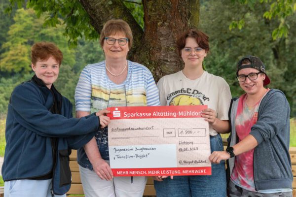 Waltraud Himpsl-Philibert übergibt Henry Burgmann (l.), Finn Winkhofer, und Laurin Karsten, drei Mitgliedern des Transfilm-Projekts, den Scheck über 1.900 Euro © Stadt Burghausen / ebh Waltraud Himpsl-Philibert übergibt Henry Burgmann (l.), Finn Winkhofer, und Laurin Karsten, drei Mitgliedern des Transfilm-Projekts, den Scheck über 1.900 Euro © Stadt Burghausen / ebh