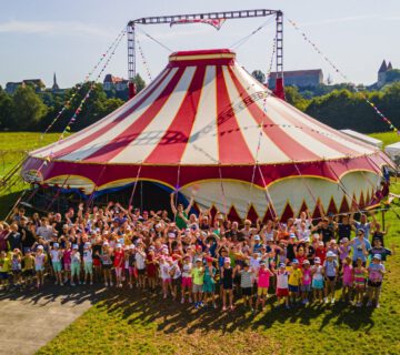 Die Kinder und Betreuer der zweiten Woche des Zirkuscamps vor dem Zirkuszelt am Bergerhof © Hermes