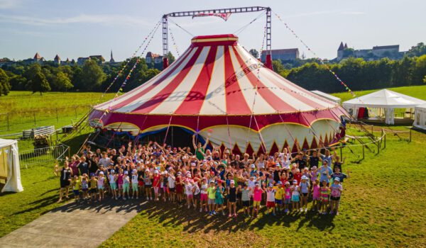 Die Kinder und Betreuer der zweiten Woche des Zirkuscamps vor dem Zirkuszelt am Bergerhof © Hermes