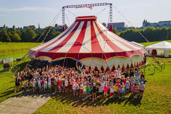 Die Kinder und Betreuer der zweiten Woche des Zirkuscamps vor dem Zirkuszelt am Bergerhof © Hermes Die Kinder und Betreuer der zweiten Woche des Zirkuscamps vor dem Zirkuszelt am Bergerhof © Hermes