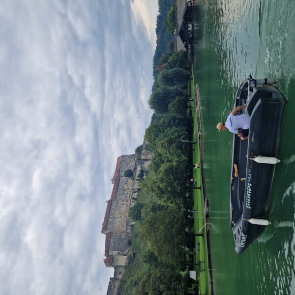 Dennis Clemens in einem Boot auf dem Wöhrsee mit der Burg im Hintergrund © Stadt Burghausen/ebh