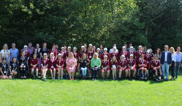 Ein Erlebnis für alle: Die Teilnehmer des Anna Schaffelhuber Grenzenlos Camps in Burghausen. Bayerns Familienministerin Ulrike Scharf (grüne Jacke), Anna Schaffelhuber und Bezirksrätin Gisela Kriegl fühlten sich zwischen den Jungen und Mädchen sichtlich wohl. Erster Bürgermeister Florian Schneider (3. v. r.) hofft, dass die Wahl für die Erlebniscamps auch im Jahr 2024 auf Burghausen fällt © Sammet