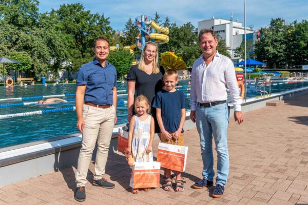 Familie Reichardt waren die 100.000sten Badegäste in der Freibad-Saison 2023. Erster Bürgermeister Florian Schneider (r.) und kaufmännischer Bäderleiter Stefan Sajdak (l.) überraschten die Familie mit einer kleinen Ehrung © Stadt Burghausen / ebh Familie Reichardt waren die 100.000sten Badegäste in der Freibad-Saison 2023. Erster Bürgermeister Florian Schneider (r.) und kaufmännischer Bäderleiter Stefan Sajdak (l.) überraschten die Familie mit einer kleinen Ehrung © Stadt Burghausen / ebh