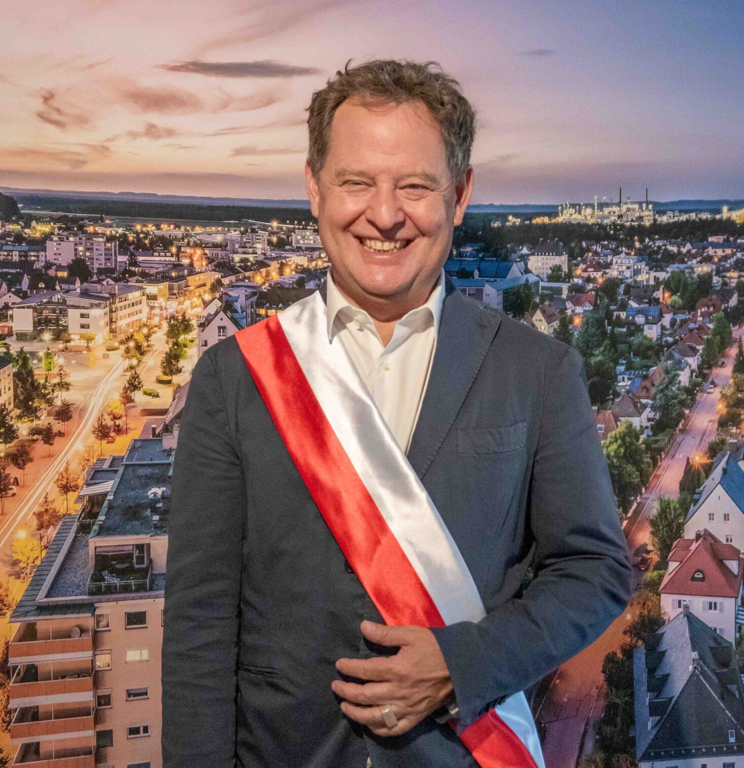 Erster Bürgermeister Florian Schneider mit der Schärpe aus der Partnerstadt Suloma © Stadt Burghausen / ebh