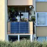 Die Stadt unterstützt die Anschaffung von Balkonkraftwerken, wie diesem an einem Häuserblock in Burghausen © Stadt Burghausen / köx