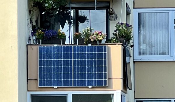 Die Stadt unterstützt die Anschaffung von Balkonkraftwerken, wie diesem an einem Häuserblock in Burghausen © Stadt Burghausen / köx Die Stadt unterstützt die Anschaffung von Balkonkraftwerken, wie diesem an einem Häuserblock in Burghausen © Stadt Burghausen / köx