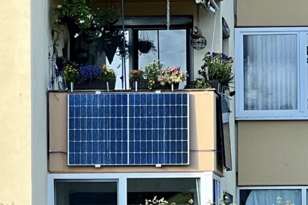 Die Stadt unterstützt die Anschaffung von Balkonkraftwerken, wie diesem an einem Häuserblock in Burghausen © Stadt Burghausen / köx Die Stadt unterstützt die Anschaffung von Balkonkraftwerken, wie diesem an einem Häuserblock in Burghausen © Stadt Burghausen / köx