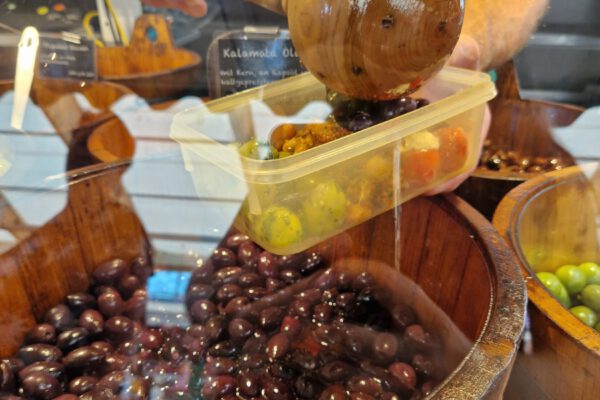 Burghauser Wochenmarkt: Verkäufer füllt Oliven in ein mitgebrachtes Gefäß einer Kundin © Stadt Burghausen/ebh Burghauser Wochenmarkt: Verkäufer füllt Oliven in ein mitgebrachtes Gefäß einer Kundin © Stadt Burghausen/ebh