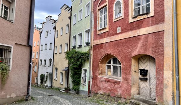 Am Hofberg in der Burghauser Altstadt wird 21.08.2023 in zwei Bauabschnitten gearbeitet. Foto Königseder