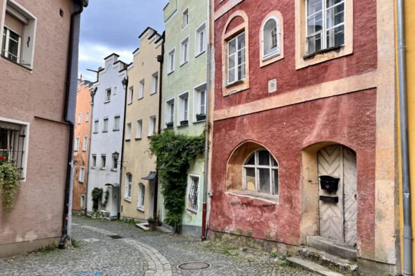 Am Hofberg in der Burghauser Altstadt wird 21.08.2023 in zwei Bauabschnitten gearbeitet. Foto Königseder Am Hofberg in der Burghauser Altstadt wird 21.08.2023 in zwei Bauabschnitten gearbeitet. Foto Königseder