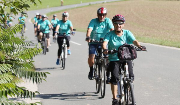 Schon von weitem zu erkennen: Die Burghauser Radler mit ihren blauen Rad-Trikots. Fotocredit: Burghauser Touristik