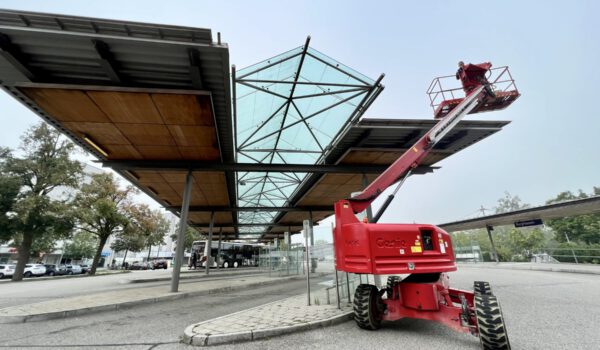 Mit zwei Hubsteigern arbeitet eine Fachfirma in dieser Woche am ZOB und installiert ein Stahlnetz zur Abwehr der zunehmenden Taubenpopulation. Fotocredit: Stadt Burghausen/köx