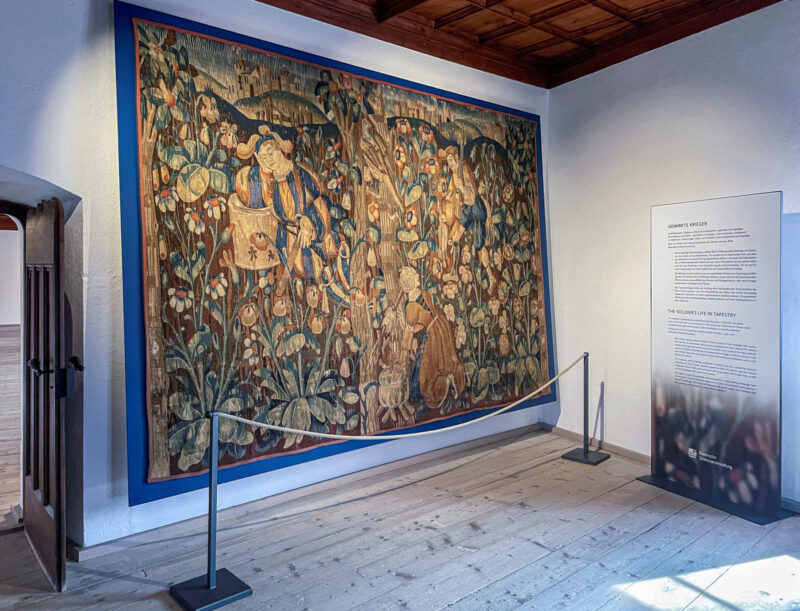 Zeitgleich mit der Studioausstellung wird die Neupräsentation der bedeutenden Tapisseriefolge mit Motiven aus dem Leben der Landsknechte eröffnet. Die fünf Wirkteppiche entstanden um 1530 wohl in einer wandernden Manufaktur aus Tournai. 