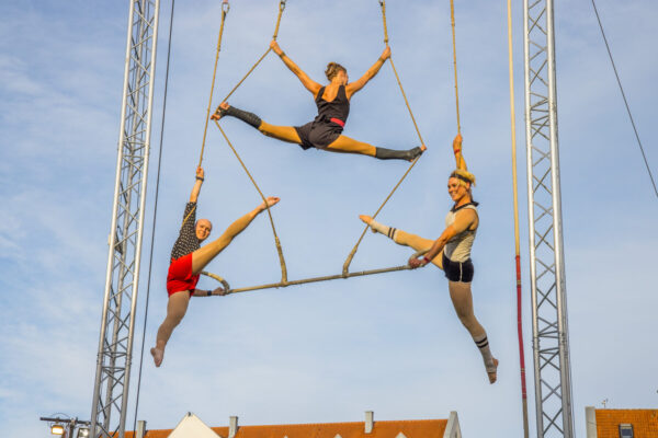 Nacht der Straßenkünstler_c_Burghauser Touristik (1) Akrobatik in luftiger Höhe